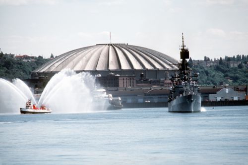 Kingdome_behind_USS_Leahy_(CG-16).jpg